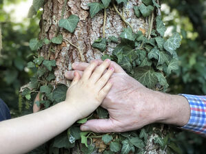 Jung und Alt halten zusammen, Foto: W.T.